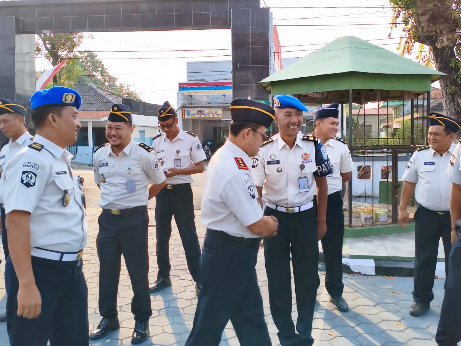 Disiplin Berkarakter, Kinerja Bersinar: Menempa Profesionalisme Lewat Apresiasi dan Penertiban Atribut Dinas