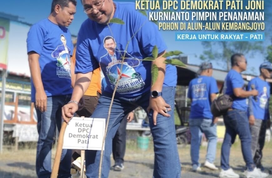 Sambut HUT ke-25 Partai Demokrat, Ketua DPC Demokrat Pati Joni Kurnianto Pimpin Penanaman Pohon di Alun-alun Kembangjoyo