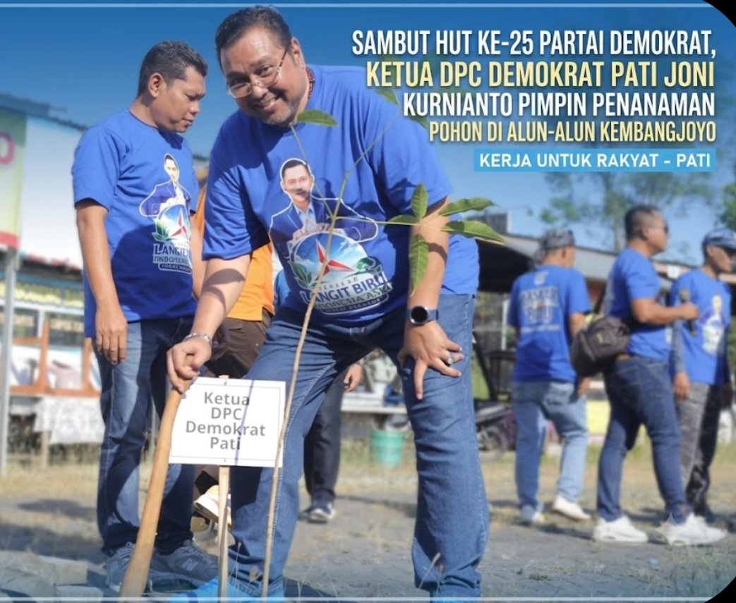 ‎Sambut HUT ke-25 Partai Demokrat, Ketua DPC Demokrat Pati Joni Kurnianto Pimpin Penanaman Pohon di Alun-alun Kembangjoyo